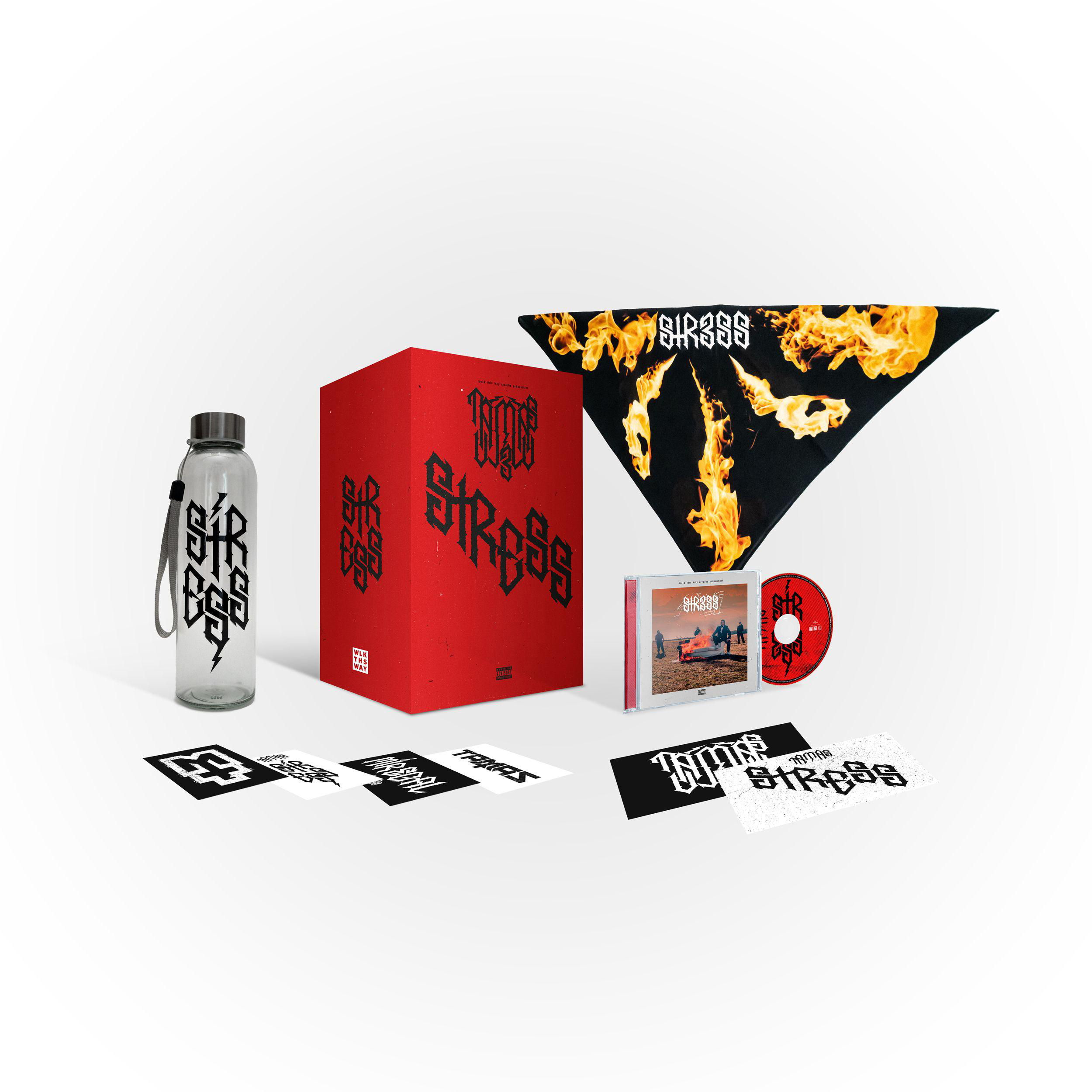 Box-Set mit Merchandise. Rote Box, Wasserflasche, Bandana, CD, Aufkleber und Karten.