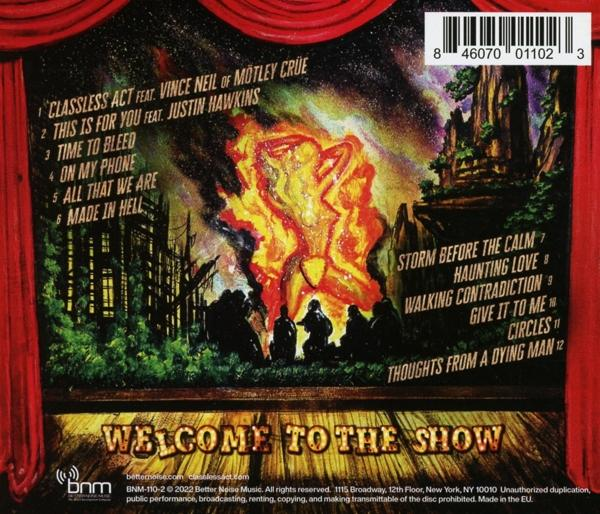 CD-Cover-Art mit einer Bühne, einem Feuer und Songtiteln.
