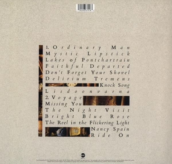 Albumcover mit Trackliste. Brauner Hintergrund mit Text und einem quadratischen Bild.