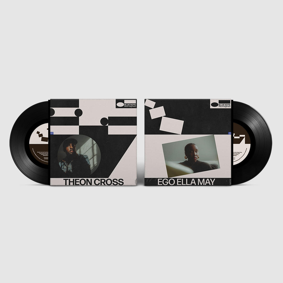 Zwei Schallplatten mit Albumcovern mit zwei Musikern.