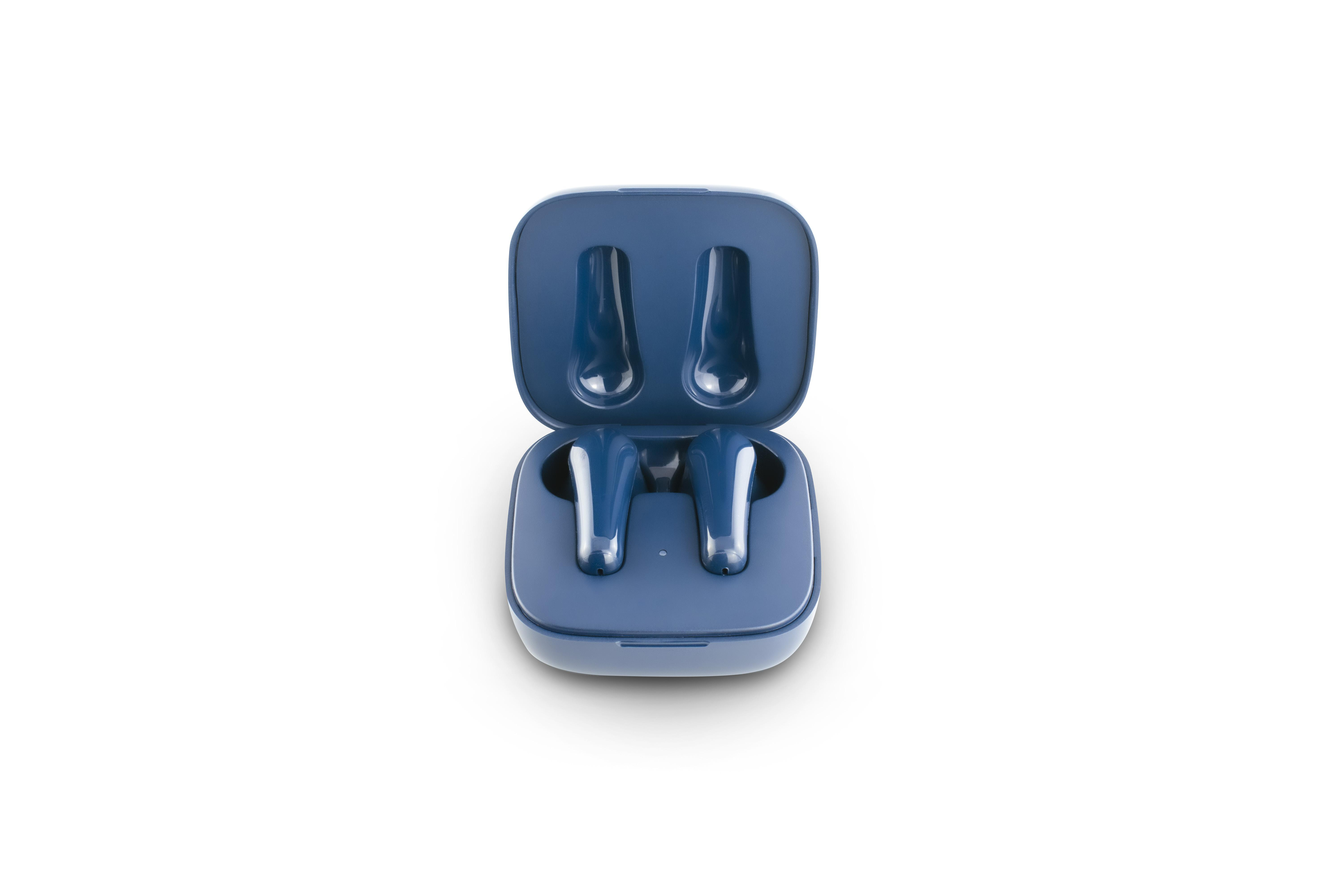 Blaue kabellose Ohrhörer in ihrem Ladeetui. Weißer Hintergrund und Nahansicht.