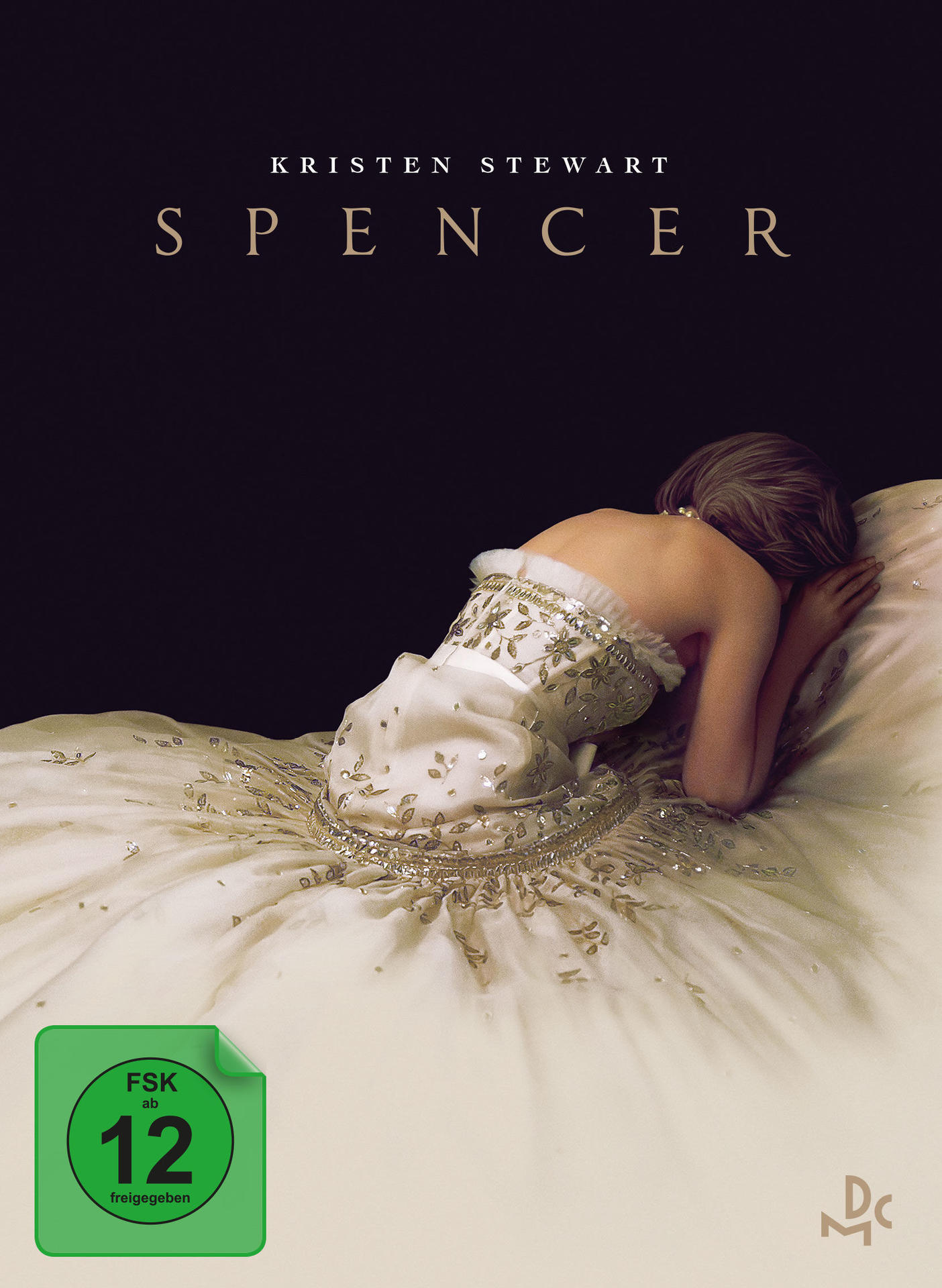 Filmcover, Frau in weißem Kleid, Kopf gesenkt, schwarzer Hintergrund, Text.