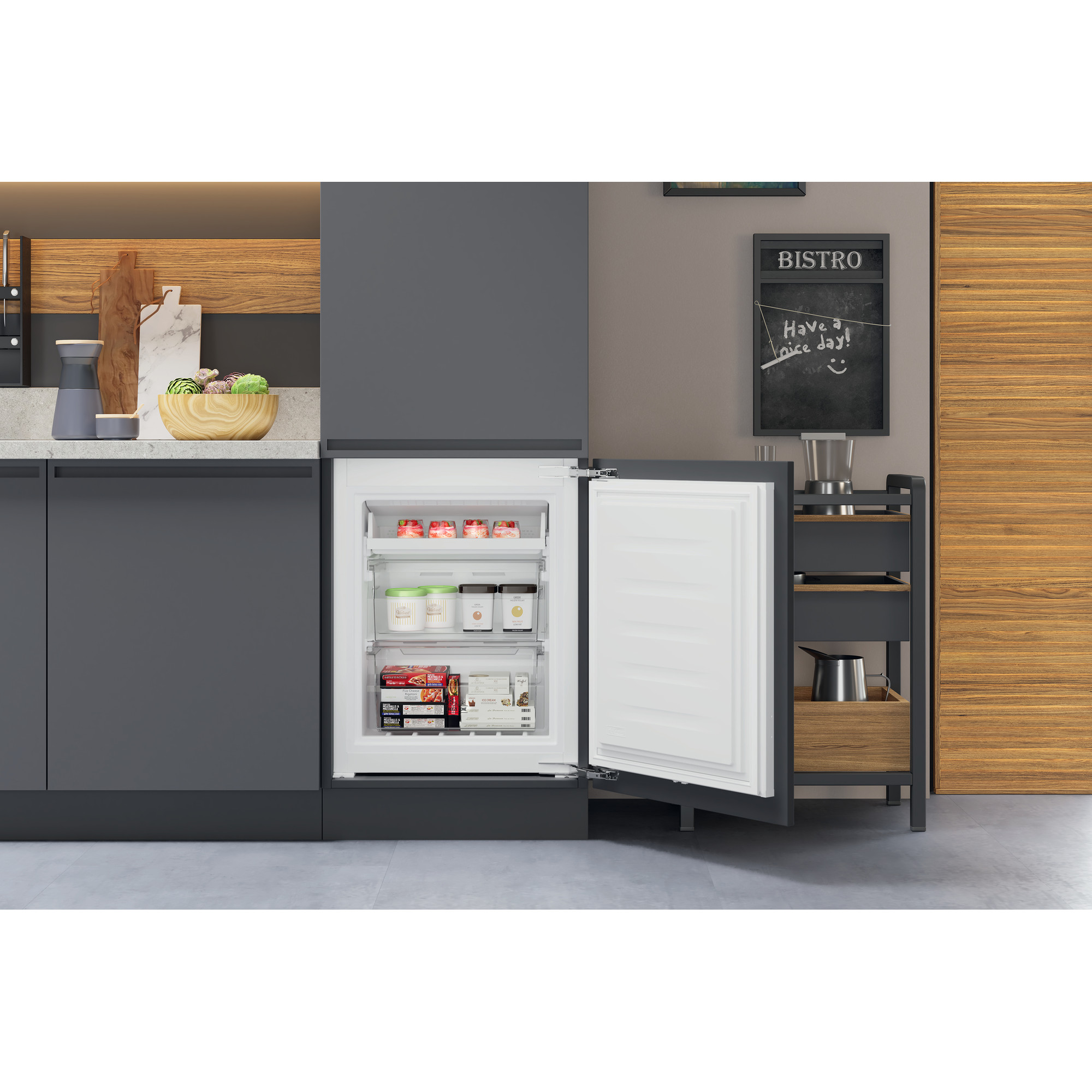 Einbaukühlschrank mit offener Tür, zeigt Lebensmittel im Inneren.