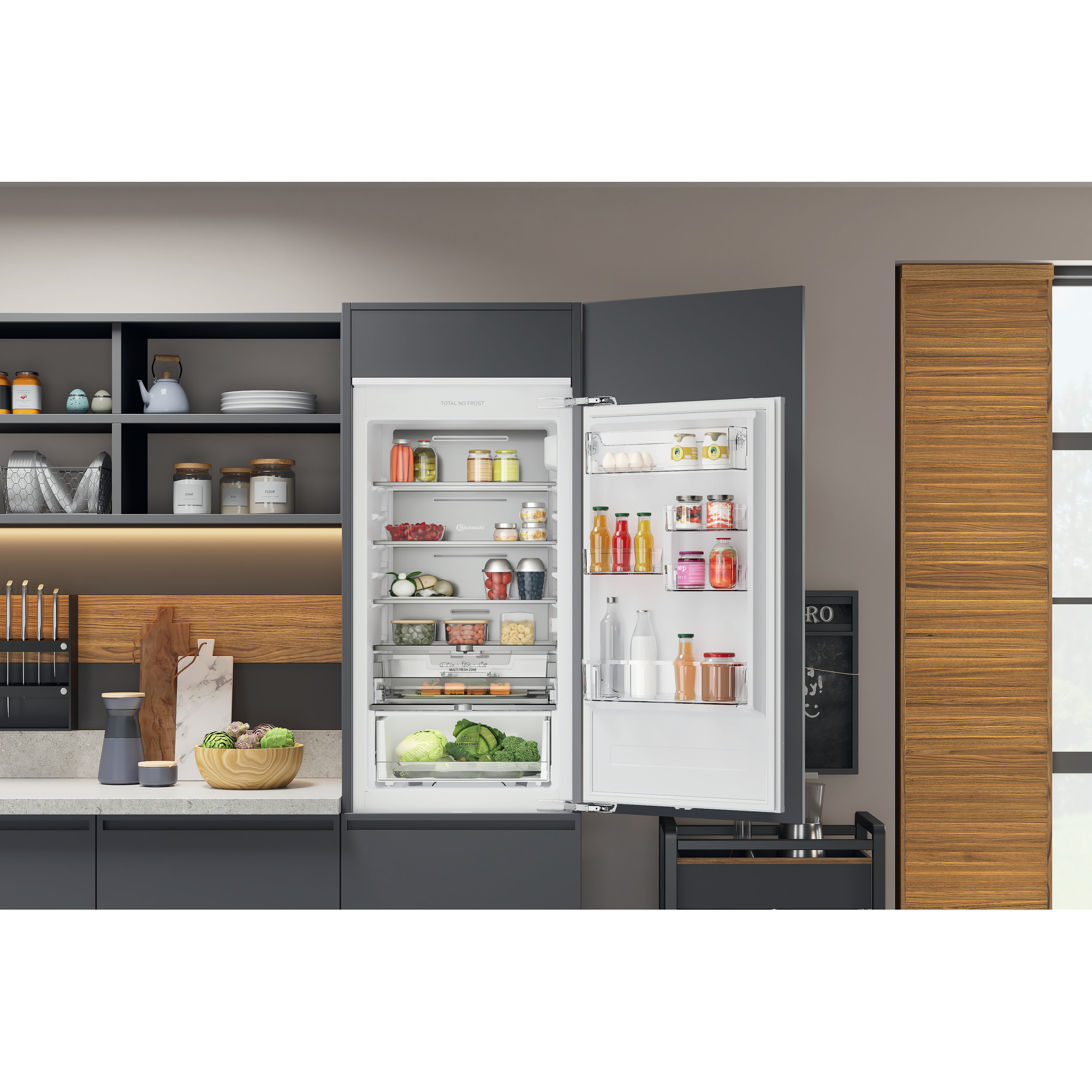 Ein Kühlschrank mit offener Tür, der Regale mit Lebensmitteln zeigt.