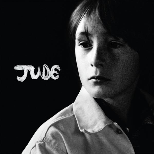 Pochette d'album : photo en noir et blanc d'un jeune garçon avec le mot « Jude ».