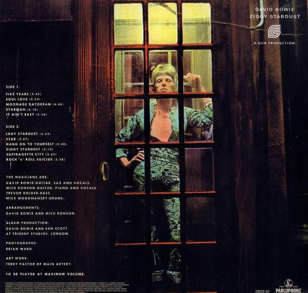 David Bowie Albumcover, 'Ziggy Stardust'. Bowie in einem Overall, der aus einem Fenster schaut. Liedtexte sind gelistet.