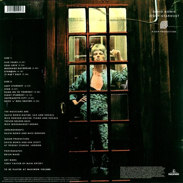 David Bowie steht auf einem Plattencover im Türrahmen.