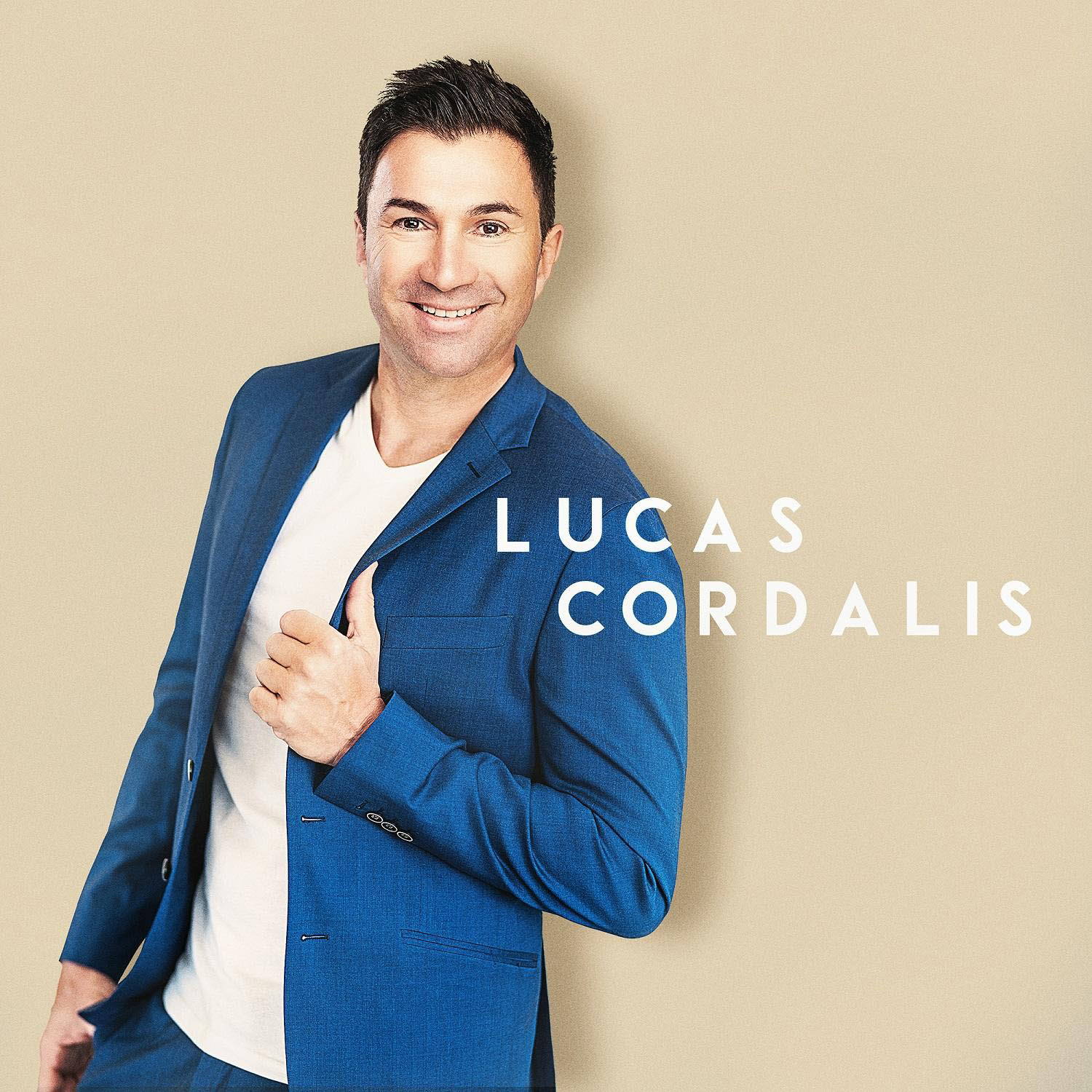 Albumcover mit einem Mann in blauem Anzug, der lächelt. Text: LUCAS CORDALIS.