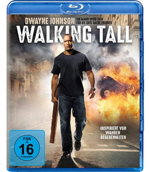 Filmposter für "Walking Tall" mit Dwayne Johnson, der ein Holzbrett hält, im Hintergrund ein brennendes Auto.
