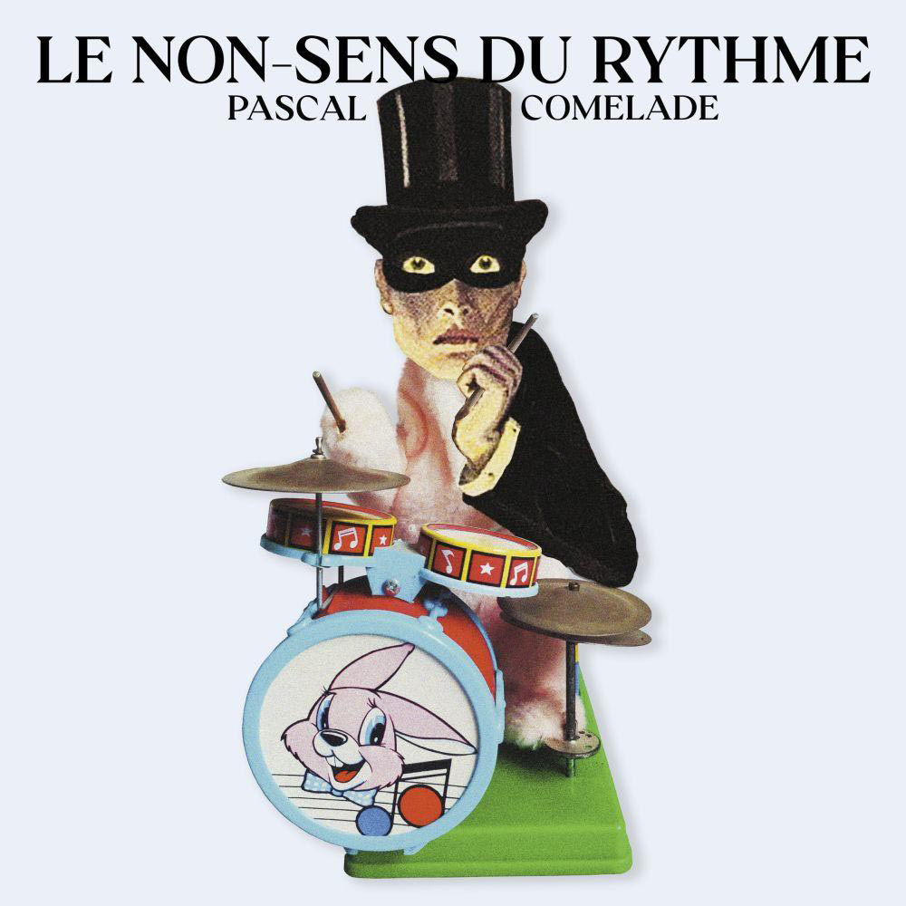 Albumcover: Eine Person mit Maske spielt Spielzeugtrommeln. Titel auf Französisch.