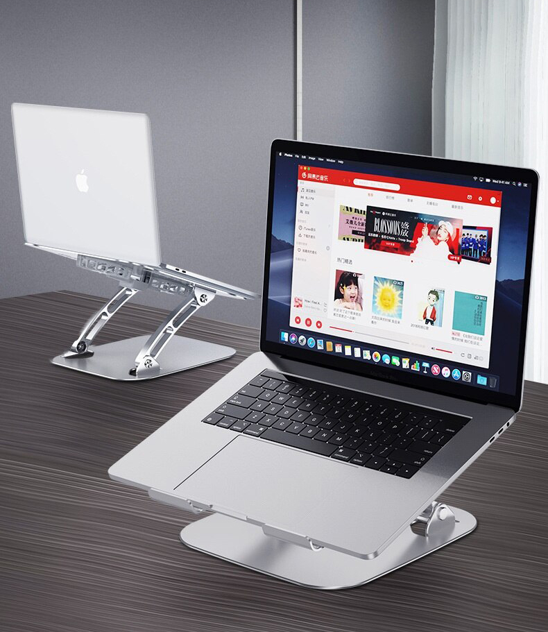 Masa üzerinde duran iki dizüstü bilgisayar. Biri kapalı, diğeri açık ve bir web sitesi gösteriyor.