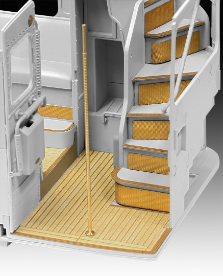 Modell eines Yachtinterieurs mit Treppe, Holzböden und Tür.