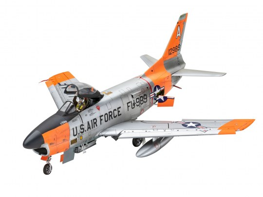 Modellflugzeug eines silber-orangefarbenen Jets mit US-Air-Force-Markierungen.