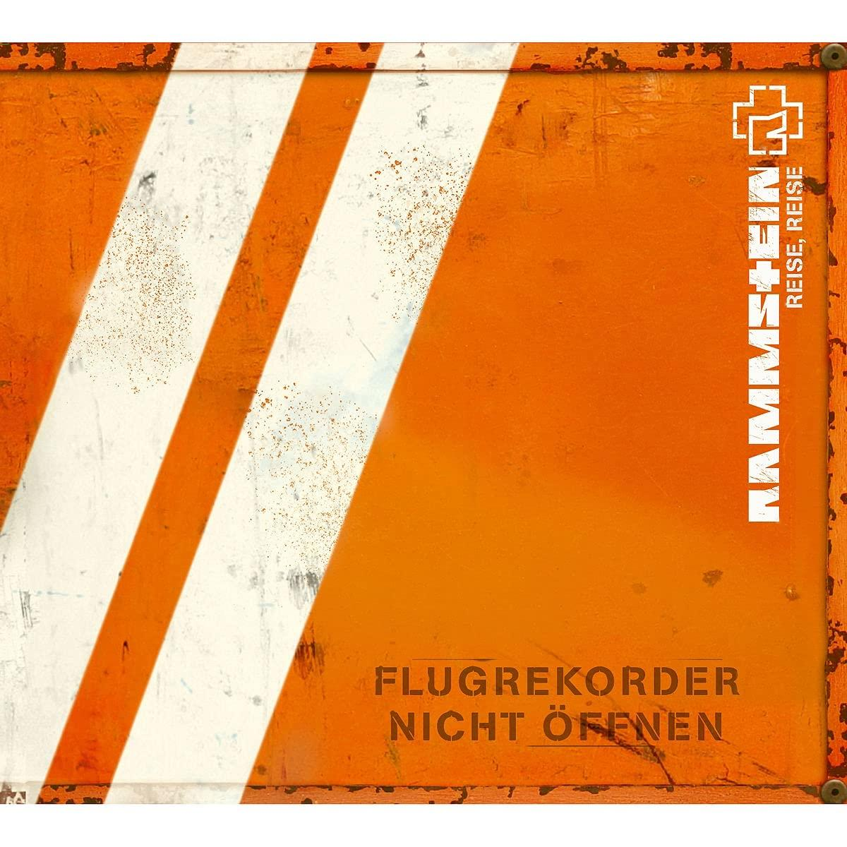 Een oranje metalen plaat met witte diagonale strepen en het woord "Rammstein".