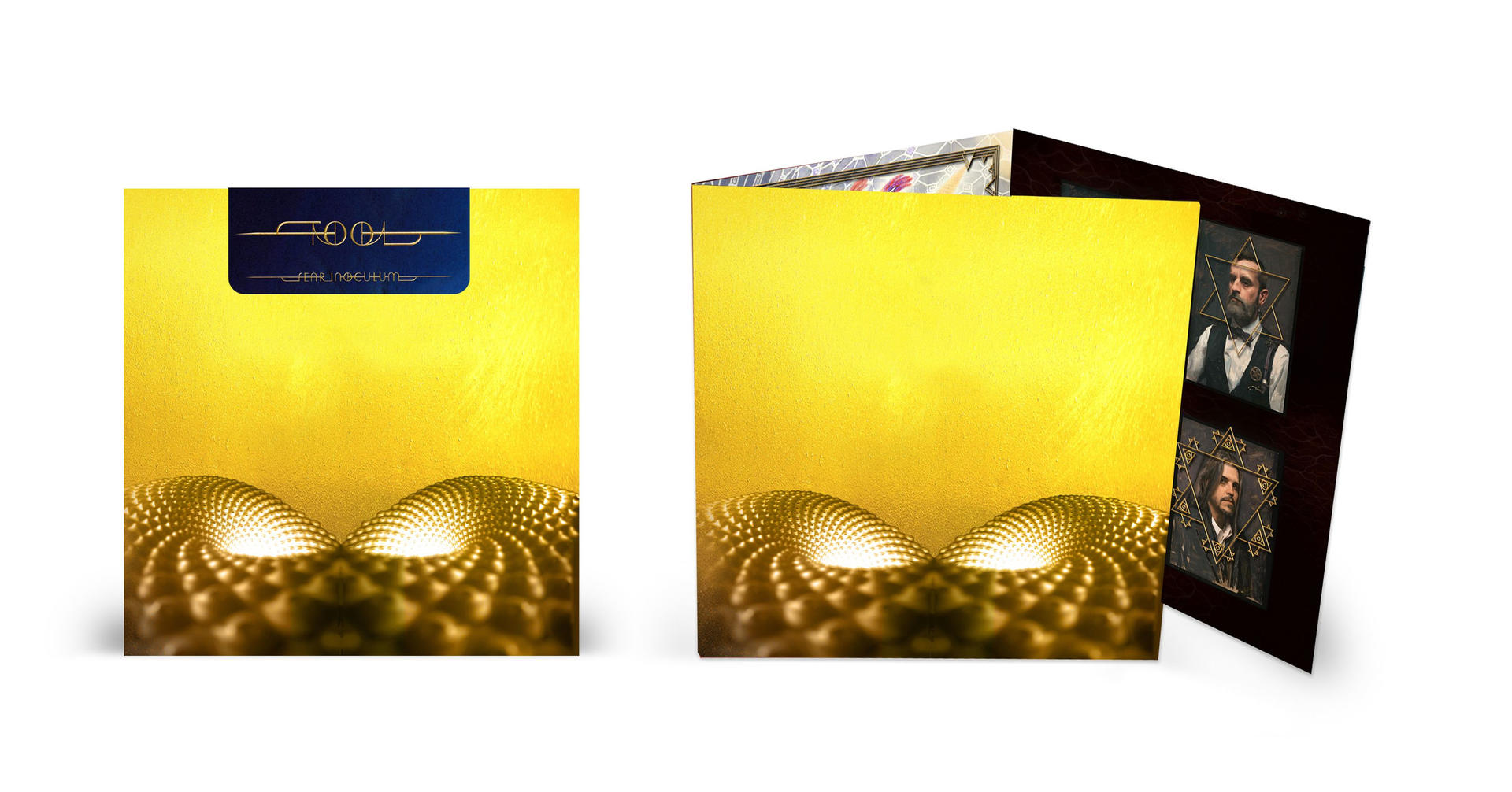 Albumcover mit goldfarbenem strukturiertem Hintergrund. Zwei offene Albumhüllen und zusätzliche Kunstwerke.