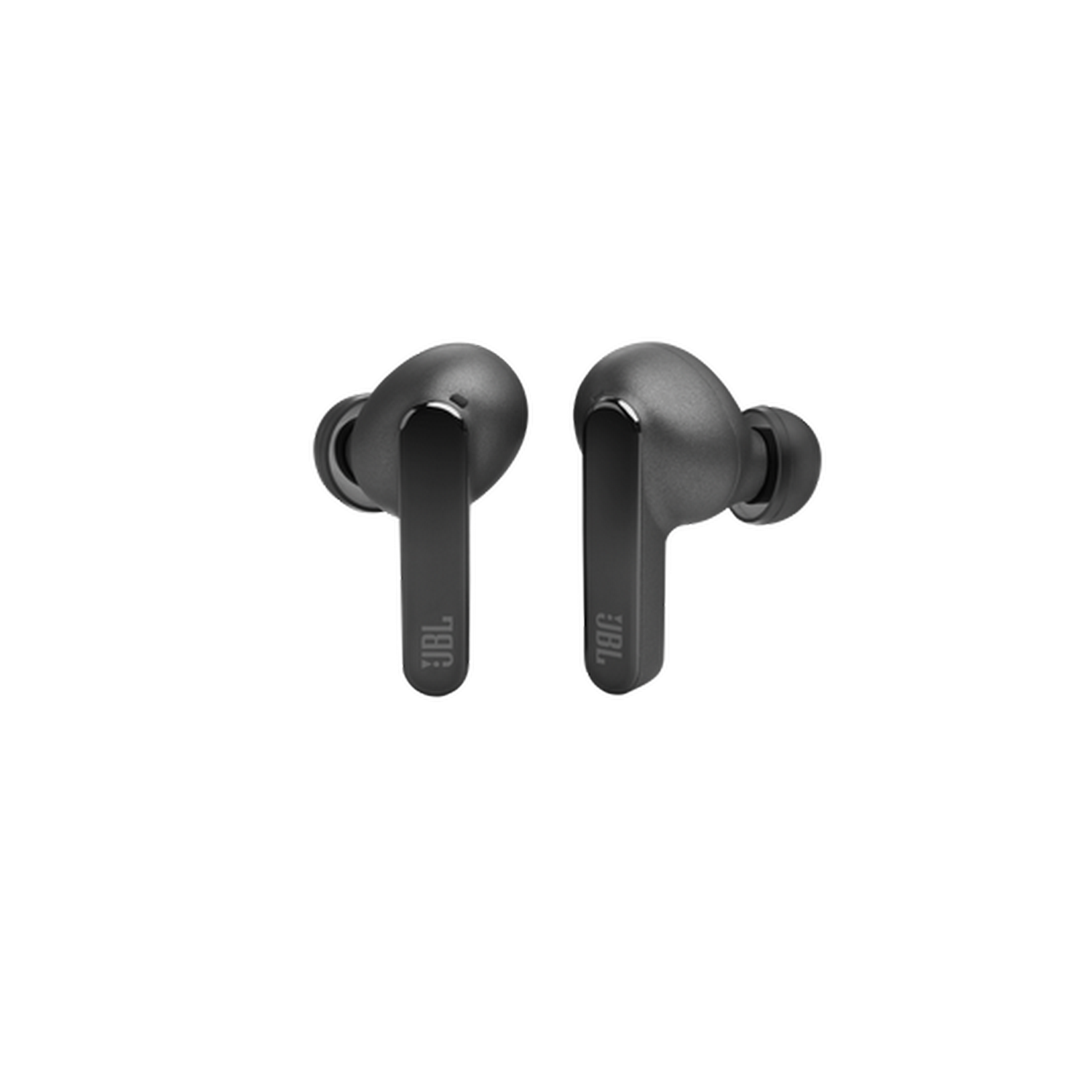 Auriculares inalámbricos JBL negros. Están en el estuche. Están diseñados para usar en la oreja.