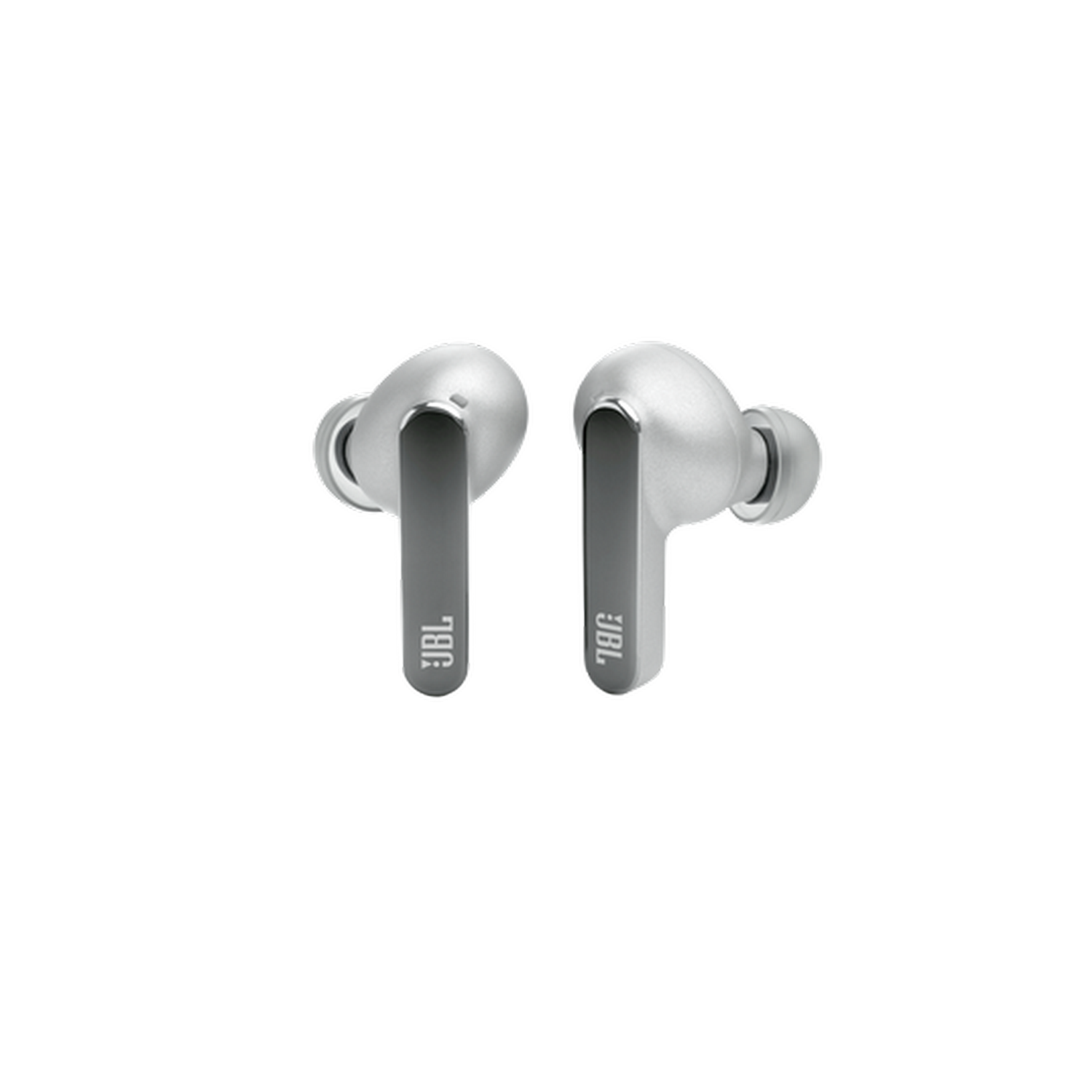 Dos auriculares JBL plateados sobre fondo negro.