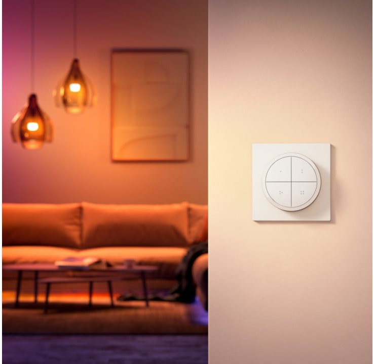 Un mur avec un interrupteur intelligent et des luminaires suspendus. Palette de couleurs orange et rose.