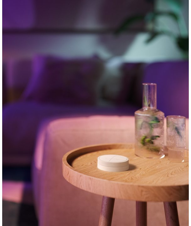 Appareil domestique intelligent rond sur une table en bois. Verre et arrière-plan flou.
