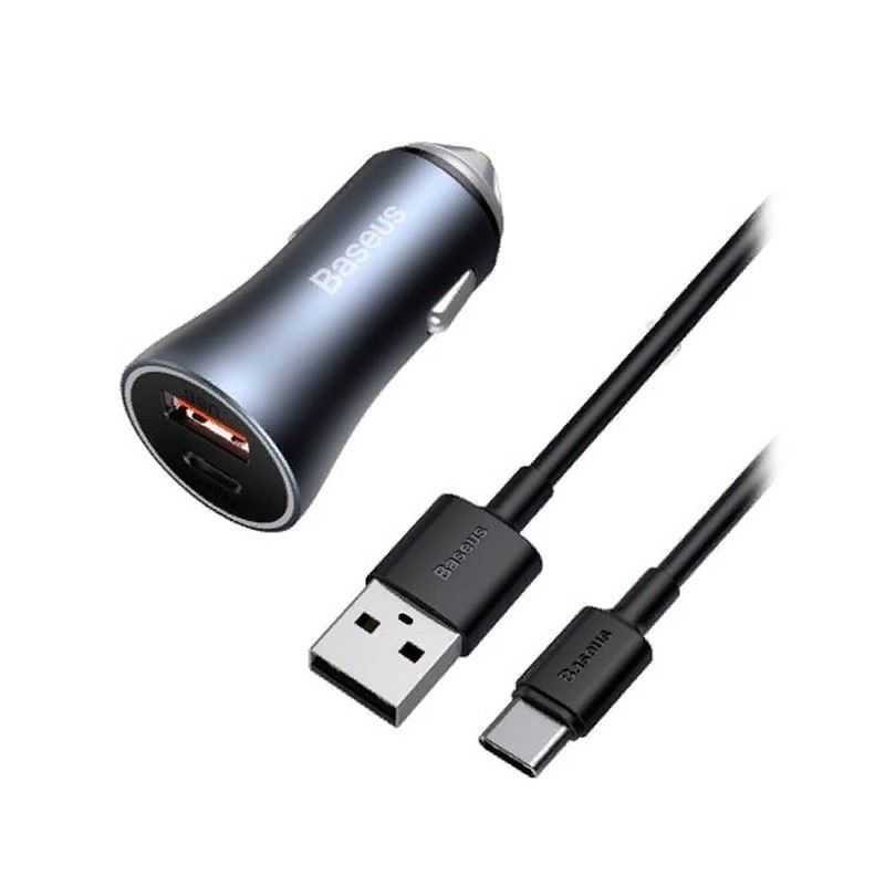 USB-A bağlantı noktalı bir USB araç şarj cihazı ve bir USB-A - USB-C kablosu, hepsi beyaz bir arka plan üzerinde.