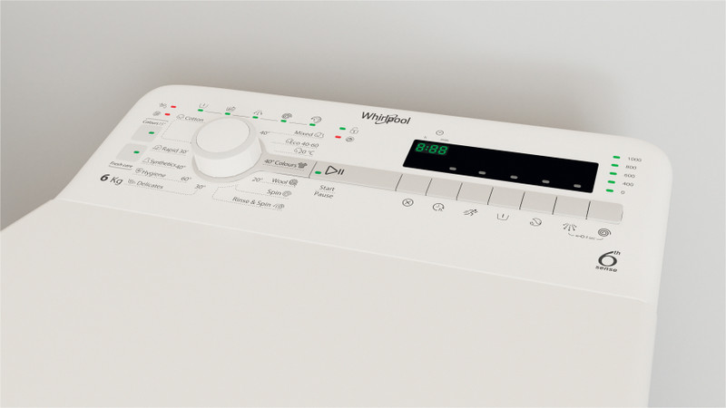Fehér Whirlpool mosógép vezérlőpaneljének közeli képe digitális kijelzővel.