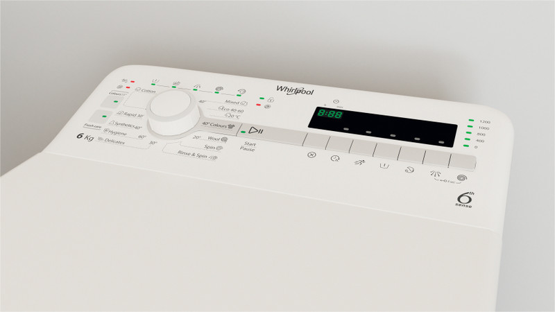 Fehér Whirlpool mosógép vezérlőpanel. A kijelző 8:88-at mutat, több ikon látható.