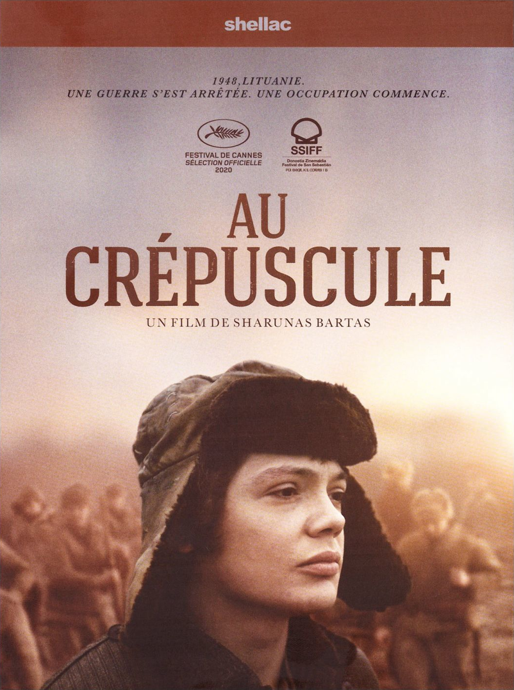 Affiche de film en français, "Au Crépuscule". Un homme avec un chapeau et un chapeau de fourrure regarde sur le côté.