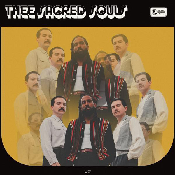 Albumcover mit einer Gruppe von Männern, mit Fokus auf einen Mann mit Dreadlocks, vor gelbem Hintergrund.