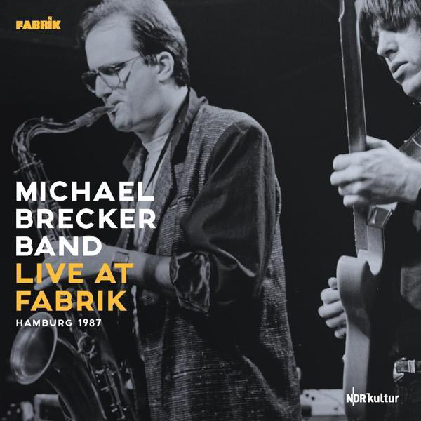 Albumcover: Michael Brecker Band Live at Fabrik. Ein Mann spielt Saxophon. Dunkler Hintergrund.
