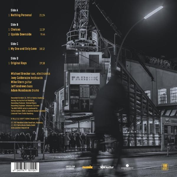 Rückseite eines Musikalbums. Schwarz-Weiß-Fotografie mit Text. Urbane Nachtszene.