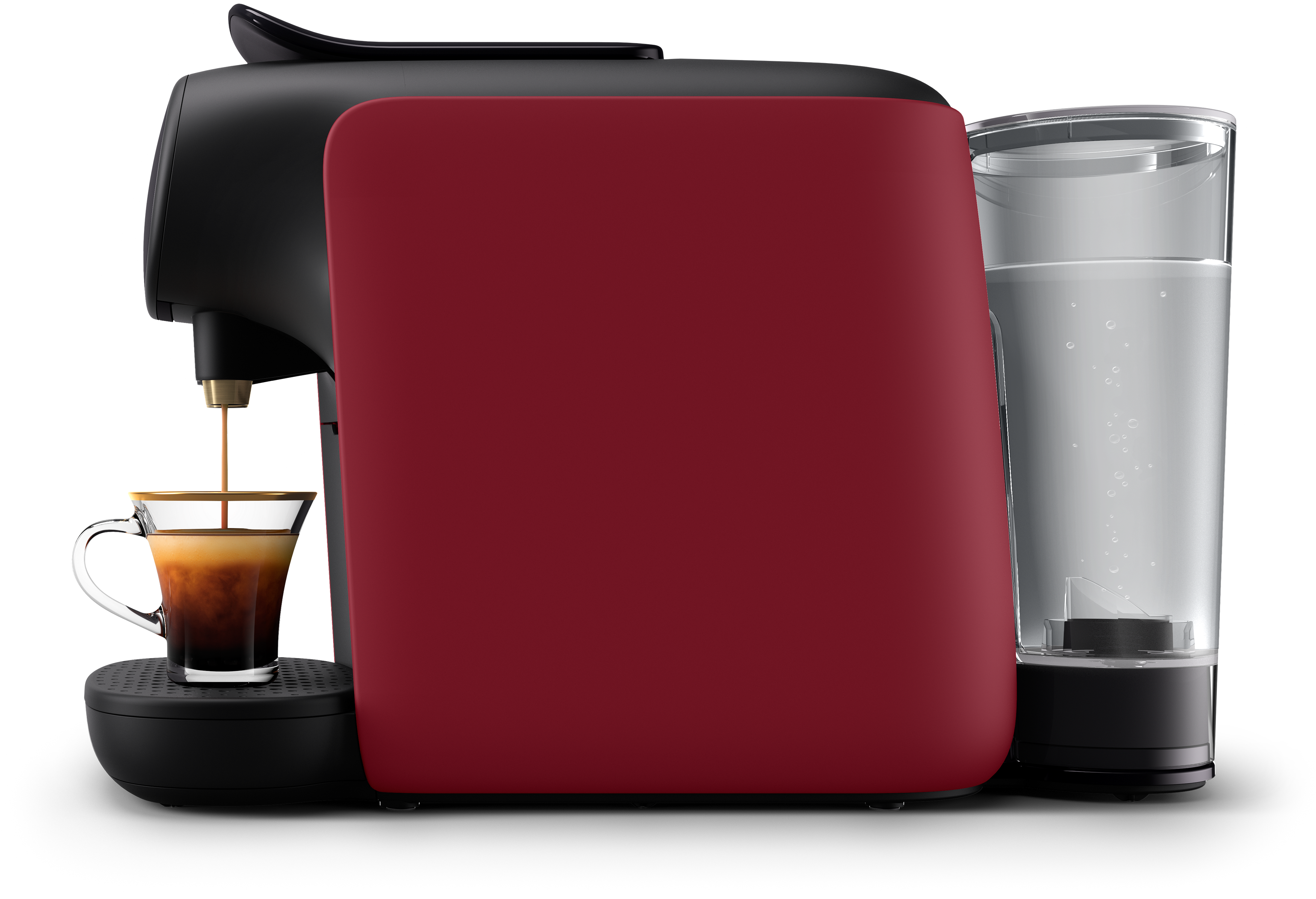 Una cafetera roja vertiendo espresso en un vaso, con un depósito de agua al lado.