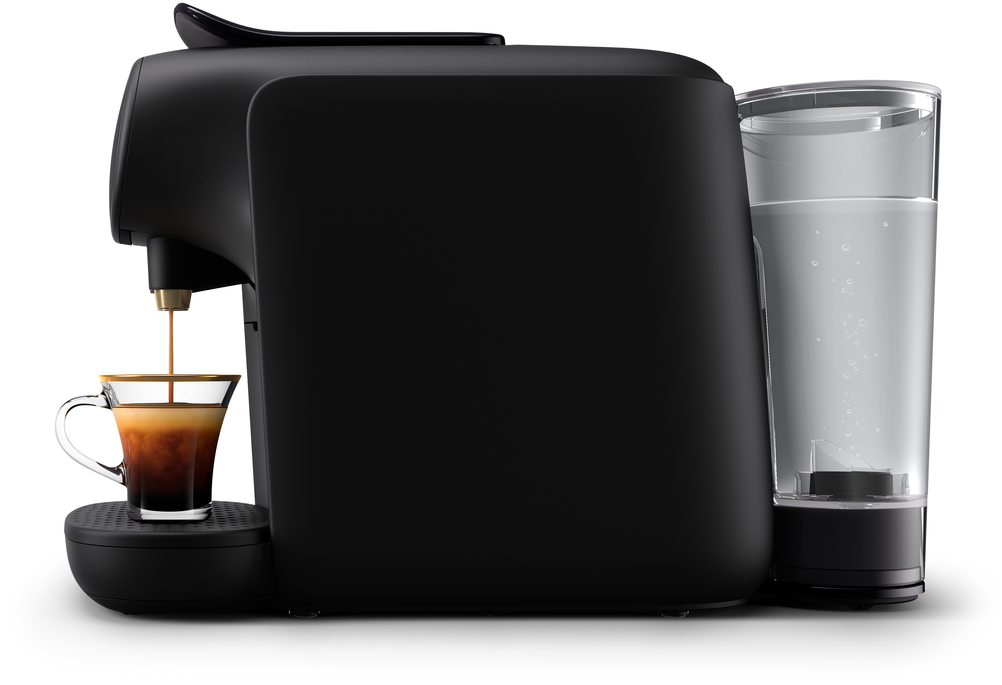 Cafetera negra con café vertiéndose en una taza de cristal. Tanque de agua visible a la derecha.