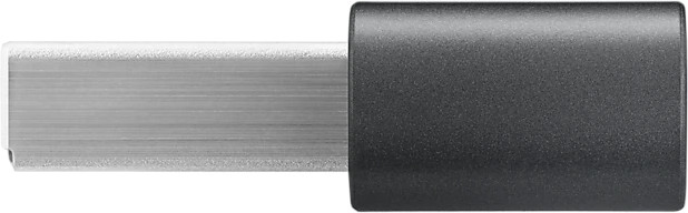 Gros plan d'une clé USB noire et argentée.