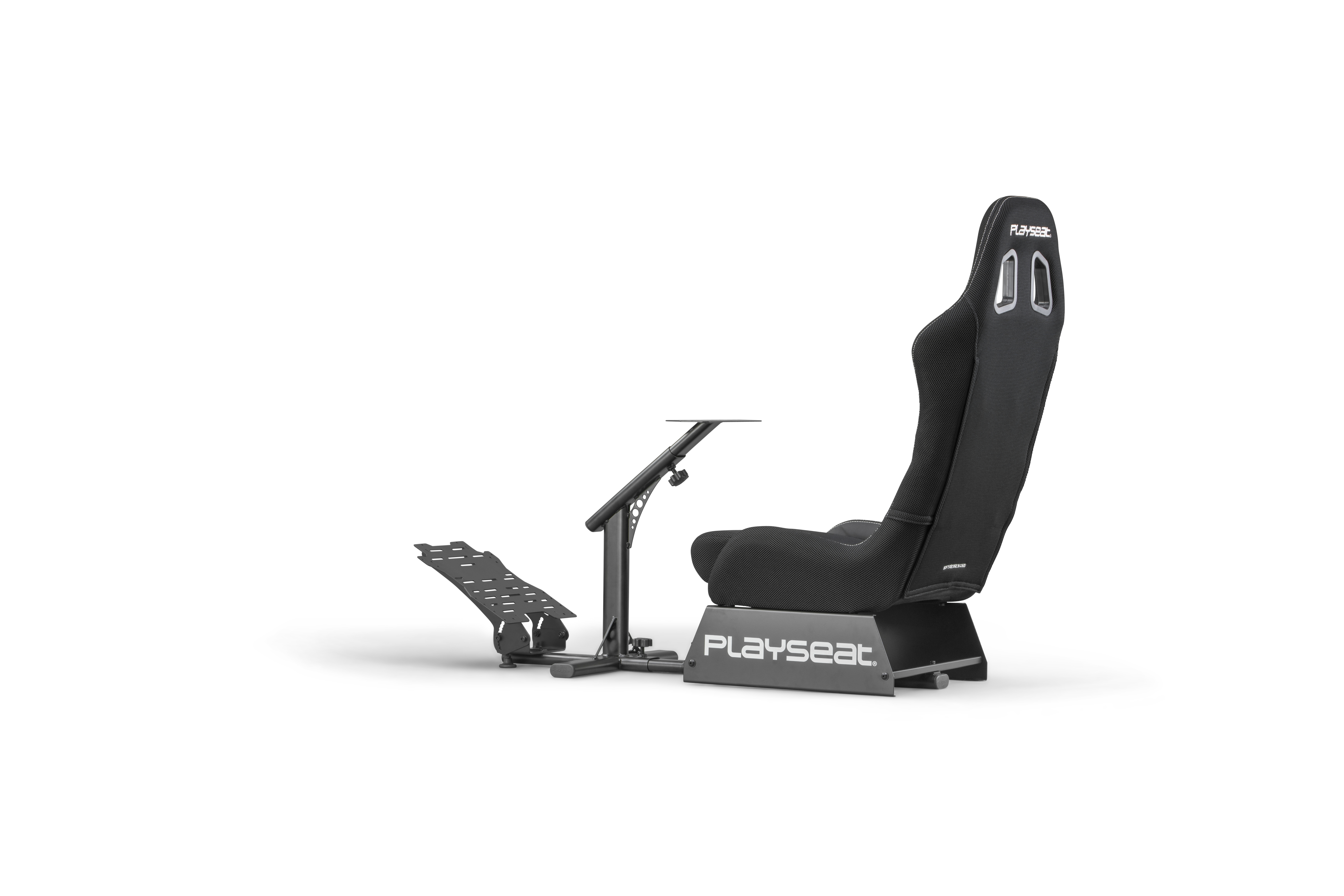 Schwarzer Playseat-Rennsimulator-Sitz. Metallrahmen, Pedale und Lenkradhalterung. Weißer Hintergrund.