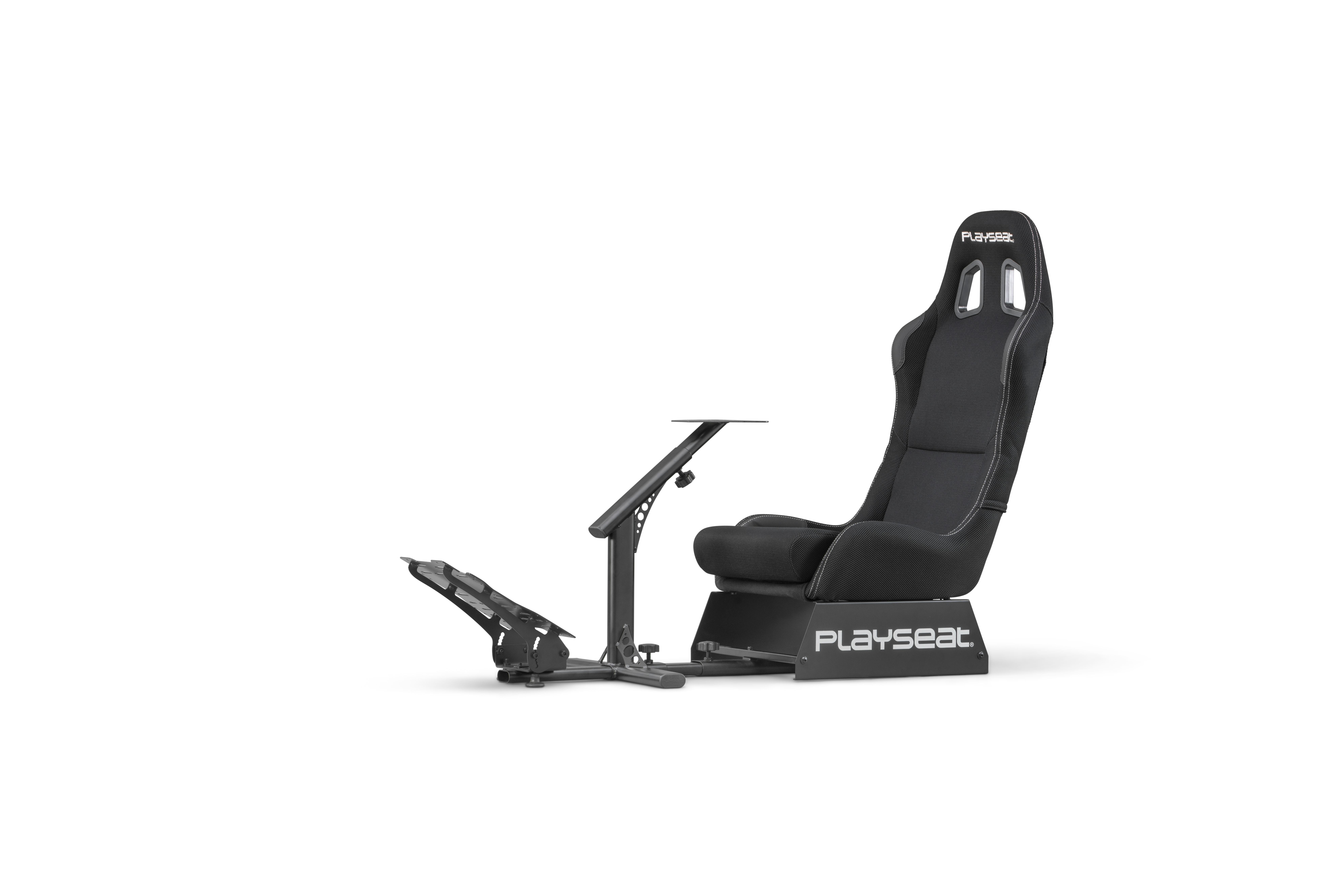 Ein schwarzer Playseat-Gaming-Stuhl mit angebrachtem Seitentisch und Fußstütze vor weißem Hintergrund.