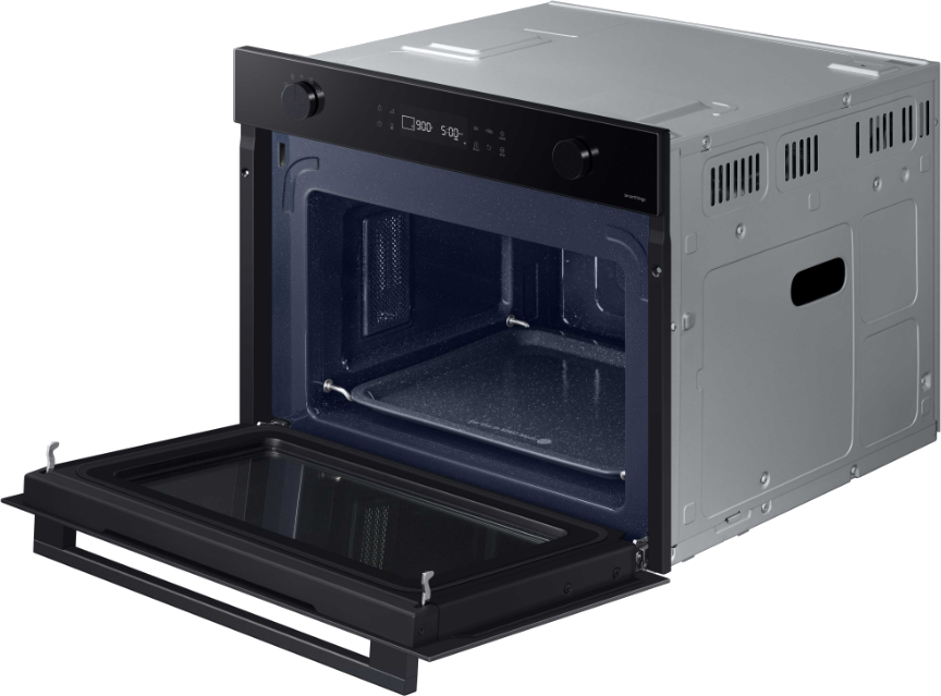 Een open zwarte Samsung magnetron, met het interieur en een bak.