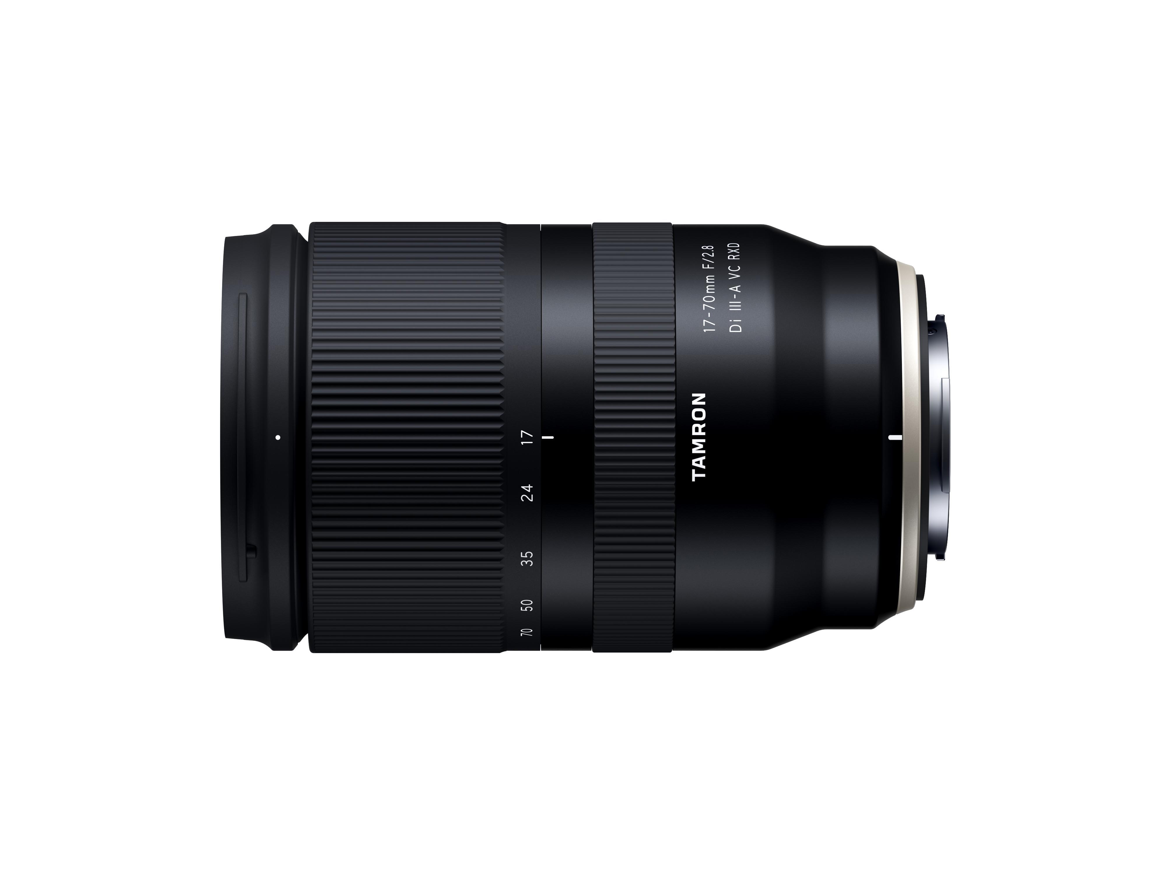 Schwarzes Kameraobjektiv mit Tamron-Logo und Brennweitendetails. Es ist ein langes, zylindrisches Objektiv.