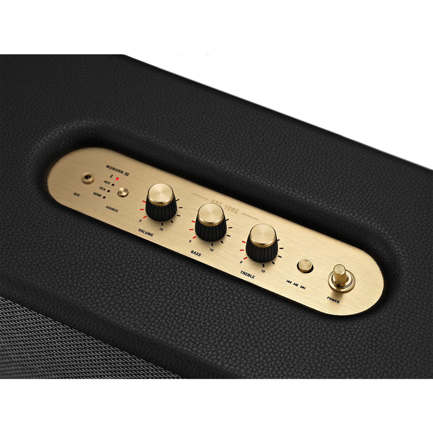 Un primo piano del pannello di controllo di un altoparlante Marshall con manopole volume, bassi, alti e un interruttore.