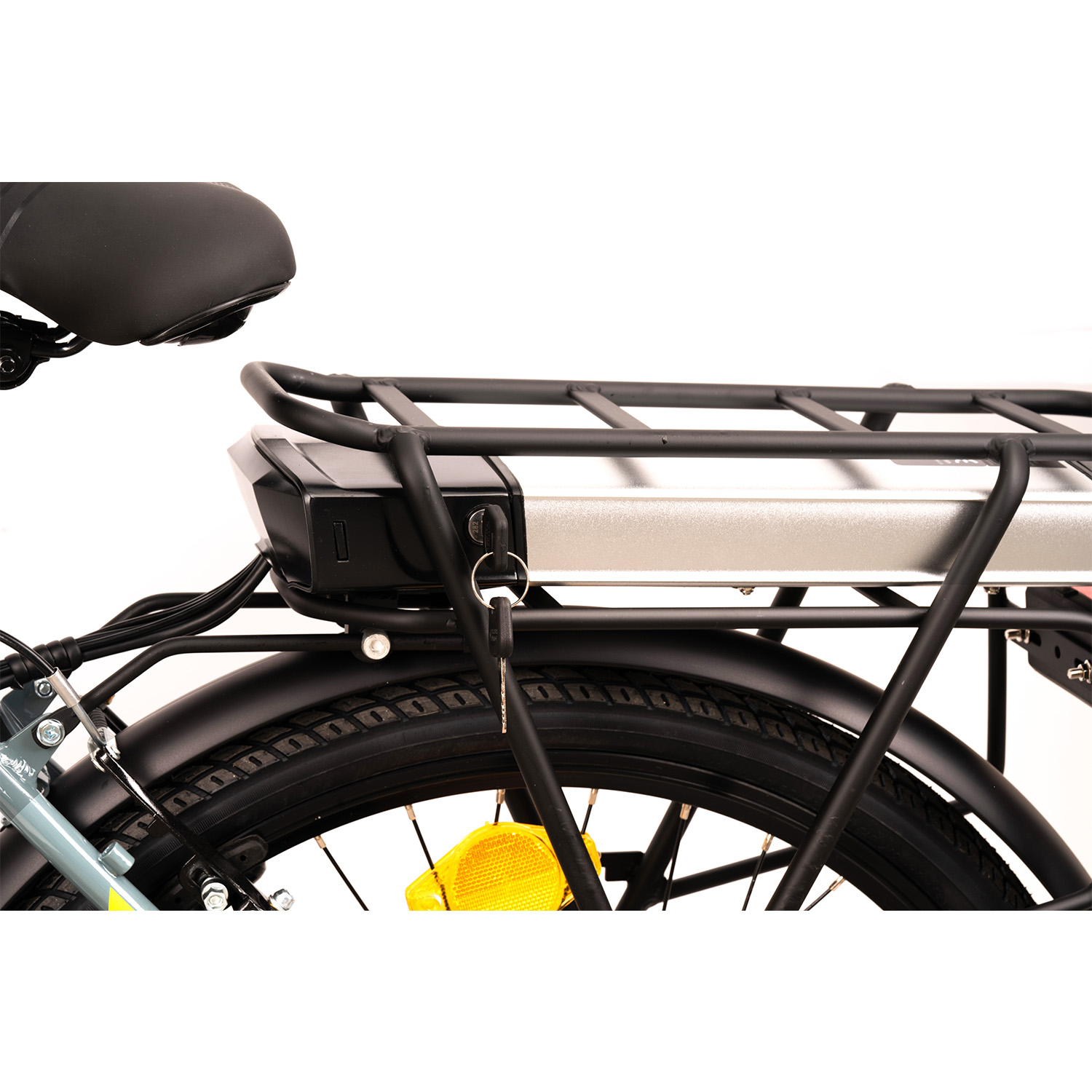 Bicicletta con portapacchi, batteria e chiave. Sfondo bianco.