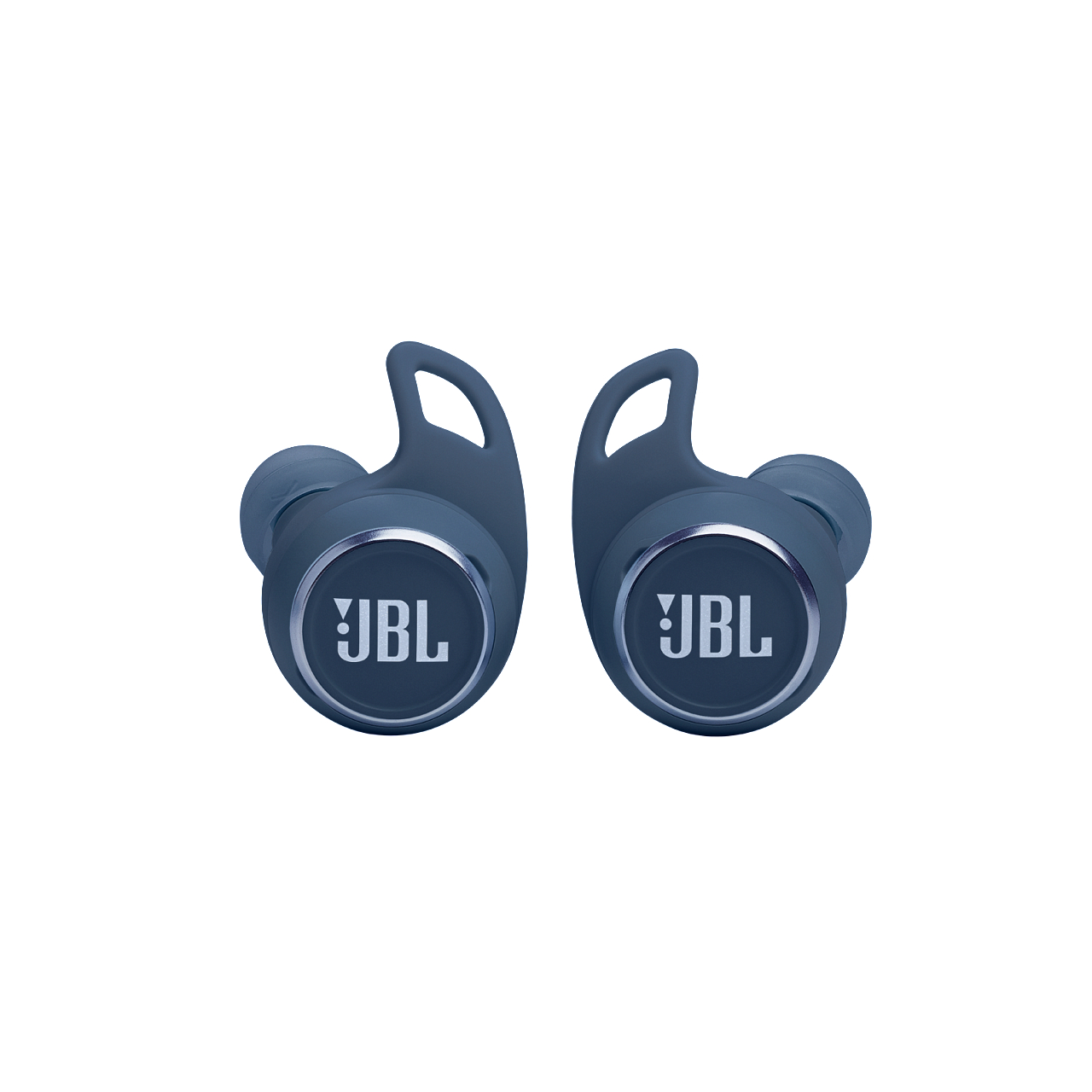 Zwei blaue JBL-Ohrhörer mit JBL-Logo. Weißer Hintergrund. Nahaufnahme.