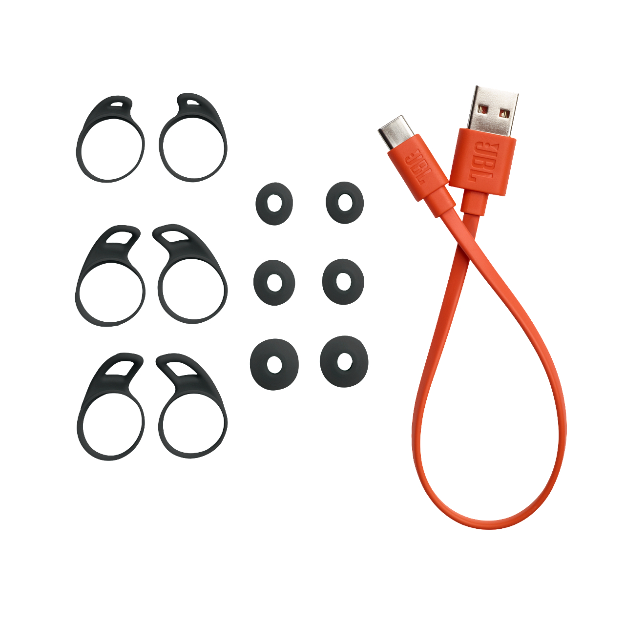 Zubehör für Ohrhörer: sechs schwarze Ohrstöpsel und drei Ohrhaken, plus zwei orangefarbene USB-Kabel.