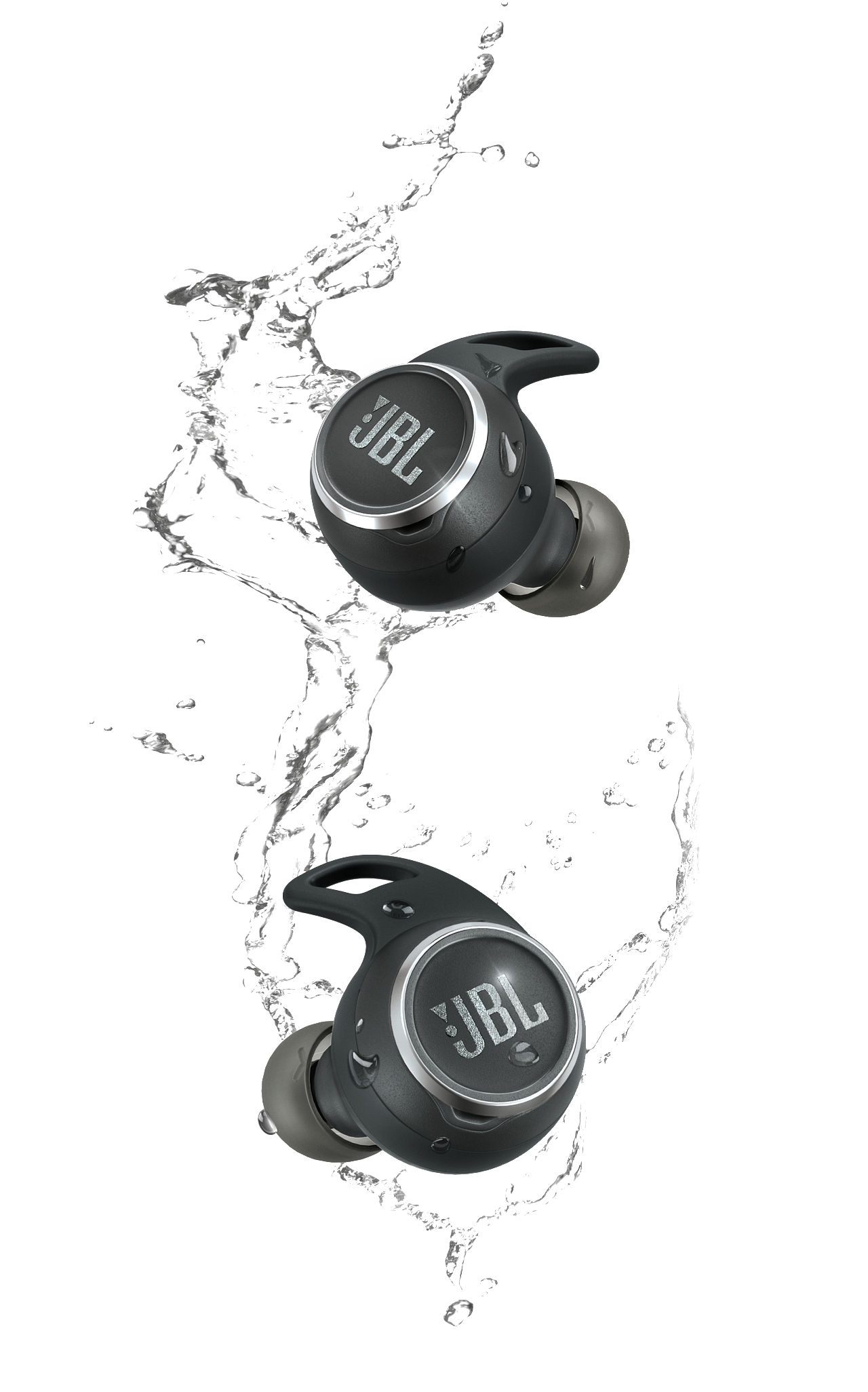 Zwei schwarze JBL-Wireless-Ohrhörer mit Wasserspritzeffekt, isoliert auf weißem Hintergrund. JBL-Logo sichtbar.