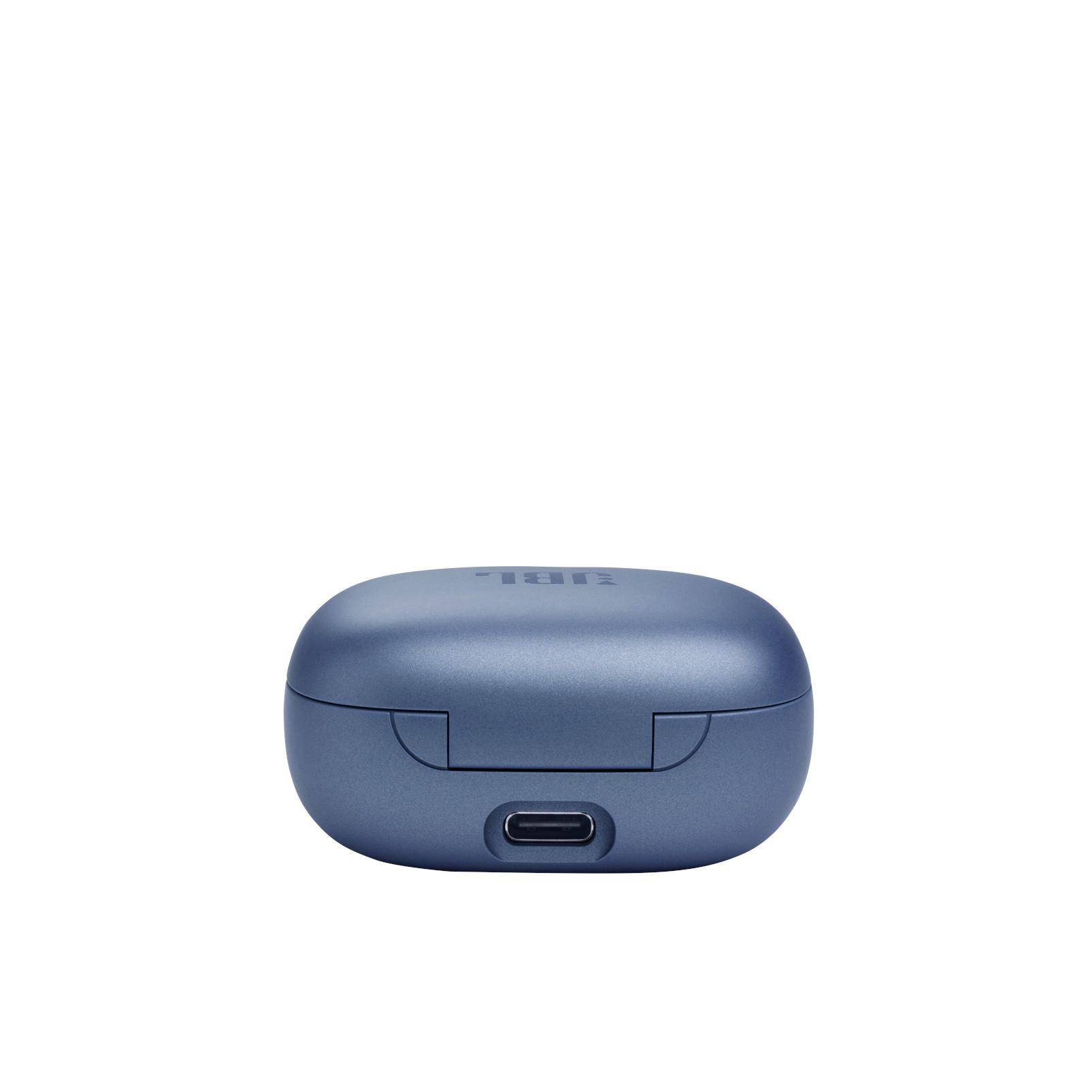 Ein blaues JBL-Kopfhörer-Ladecase mit einem USB-C-Anschluss unten.
