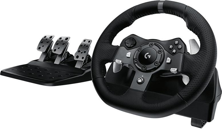 Un volant de jeu noir avec des pédales, sur fond rose. Le volant a des boutons et un logo, et les pédales sont argentées.