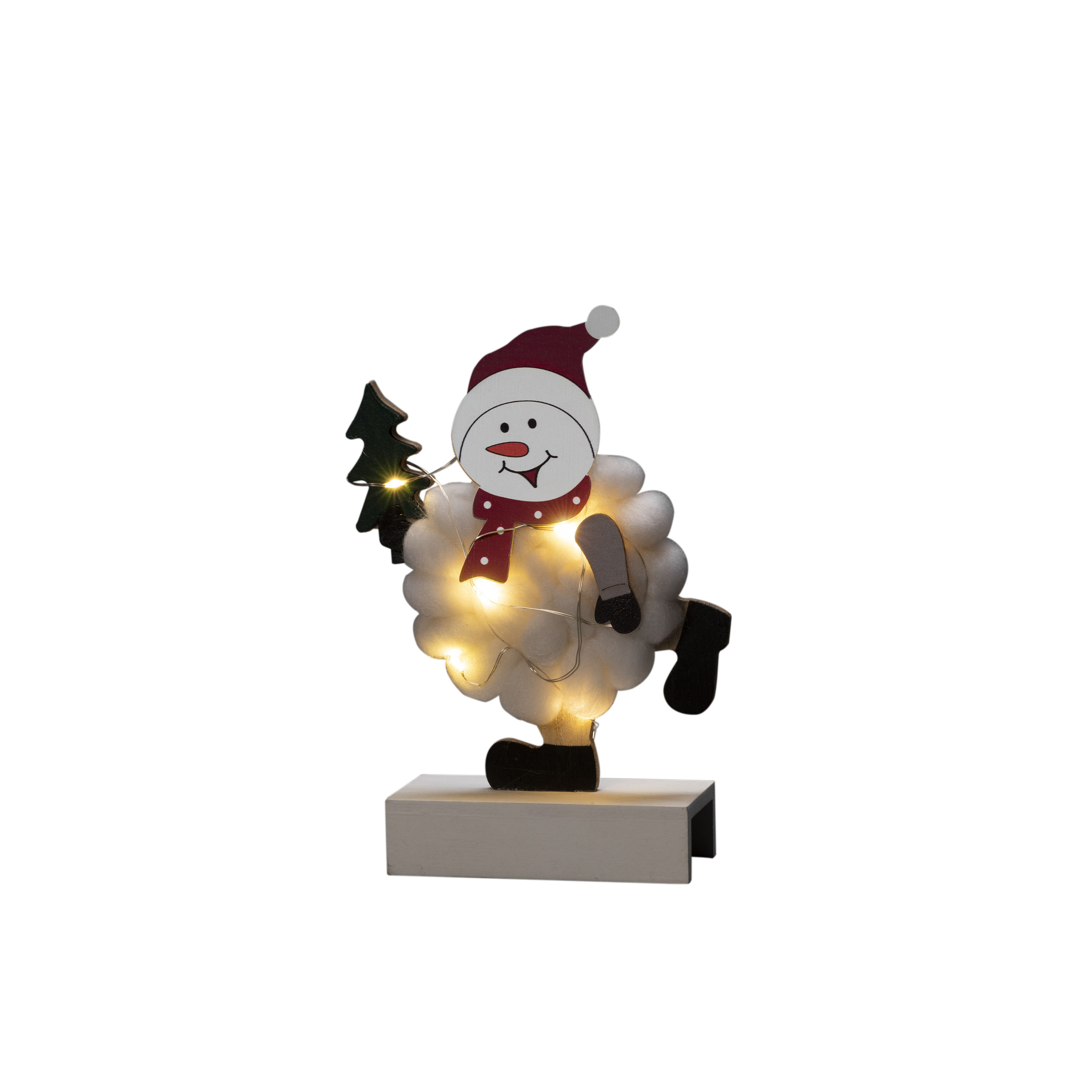 Hölzerne Schneemannfigur mit rotem Hut, Schal, hält einen Baum, auf weißer Basis.
