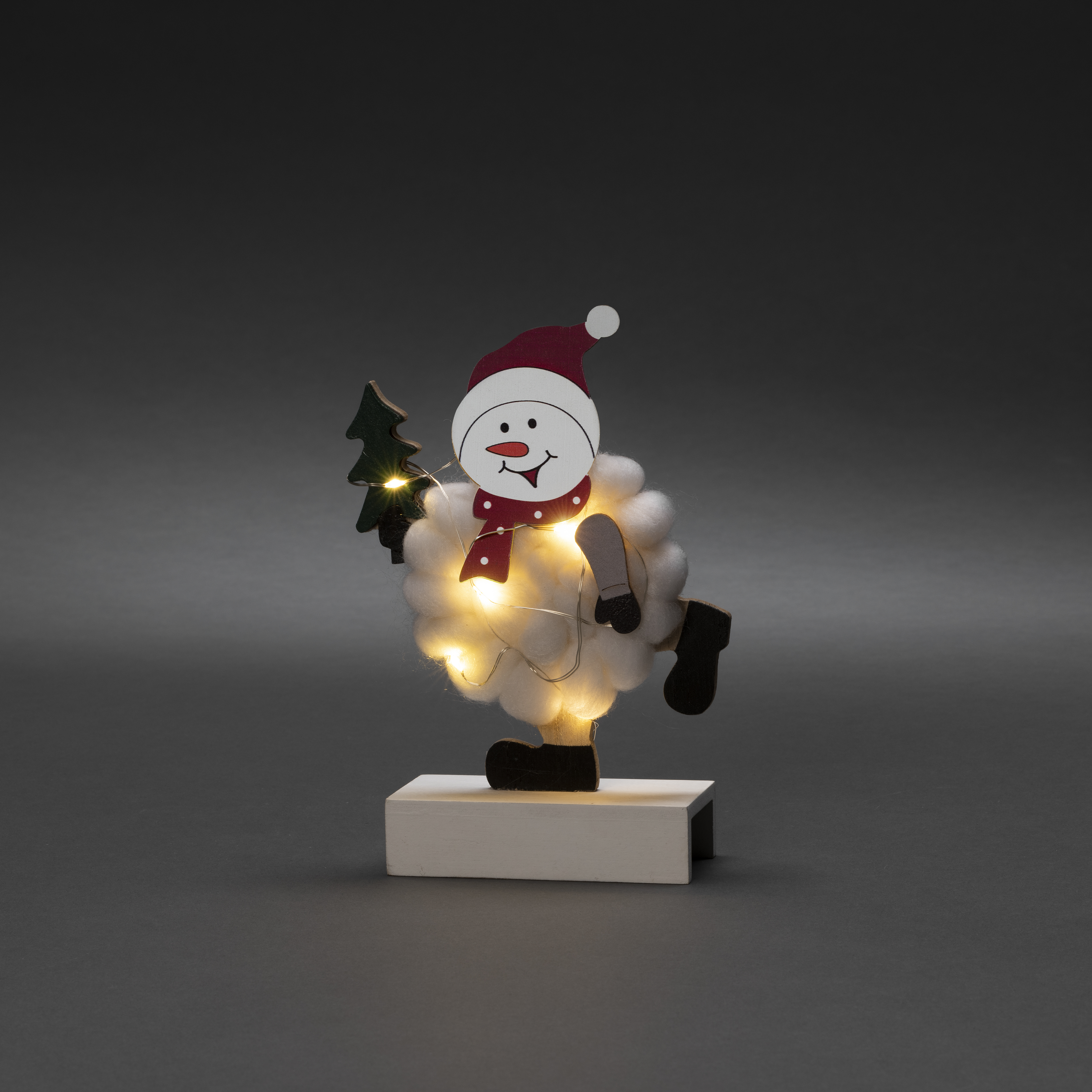 Eine Schneemannfigur mit Lichtern, trägt Hut und Schal.