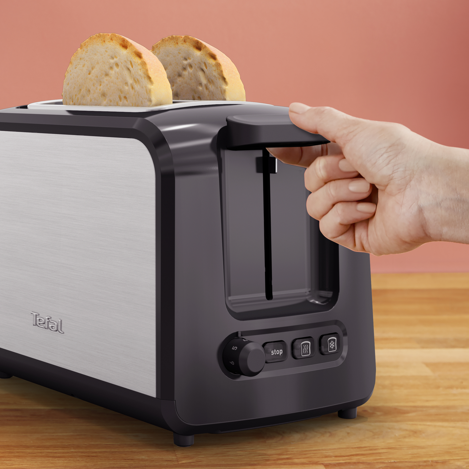 Broodrooster met sneetjes brood die worden neergelaten.