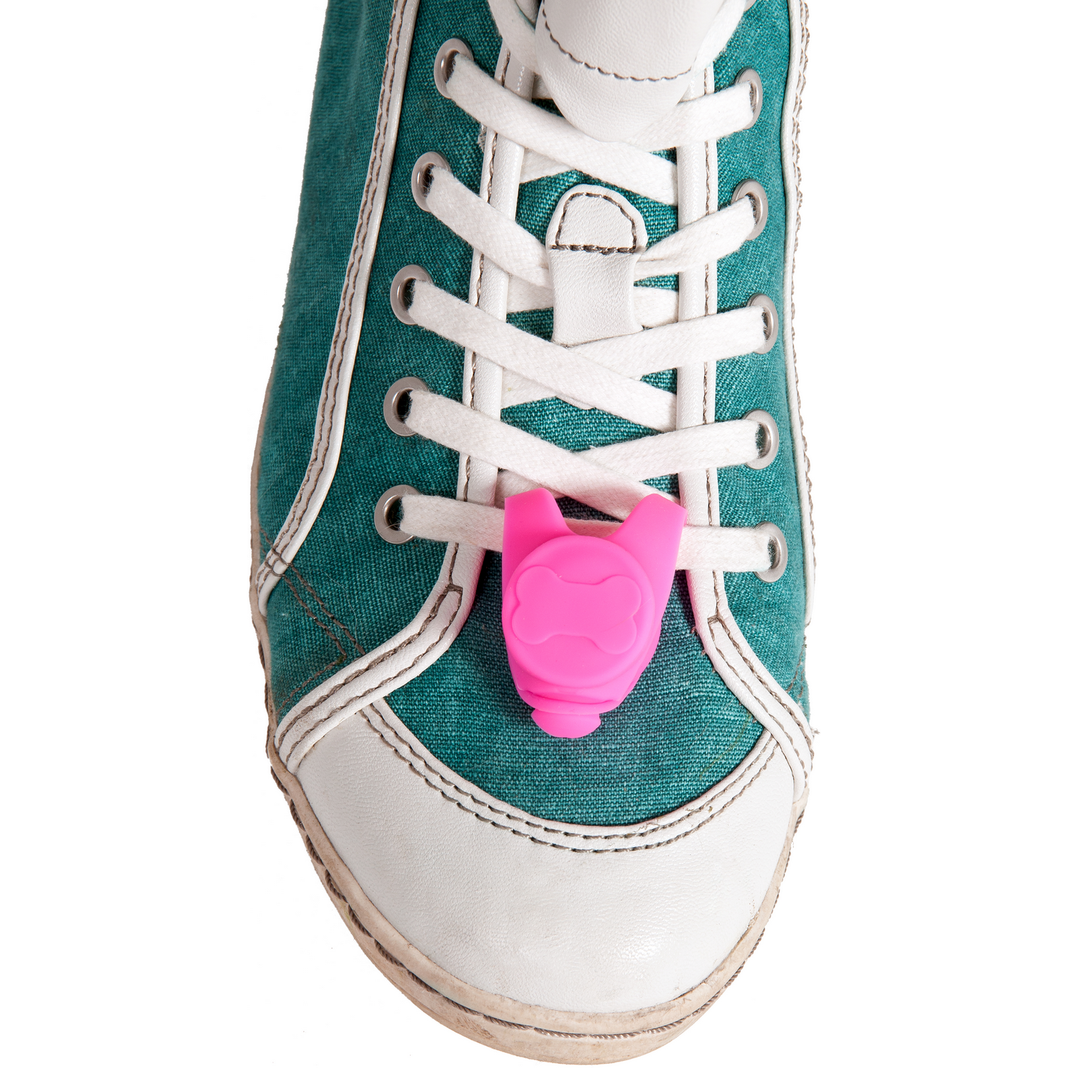 Zapato de lona verde con detalles y cordones blancos. Se adjunta un dije de zapato rosa con forma de hueso.