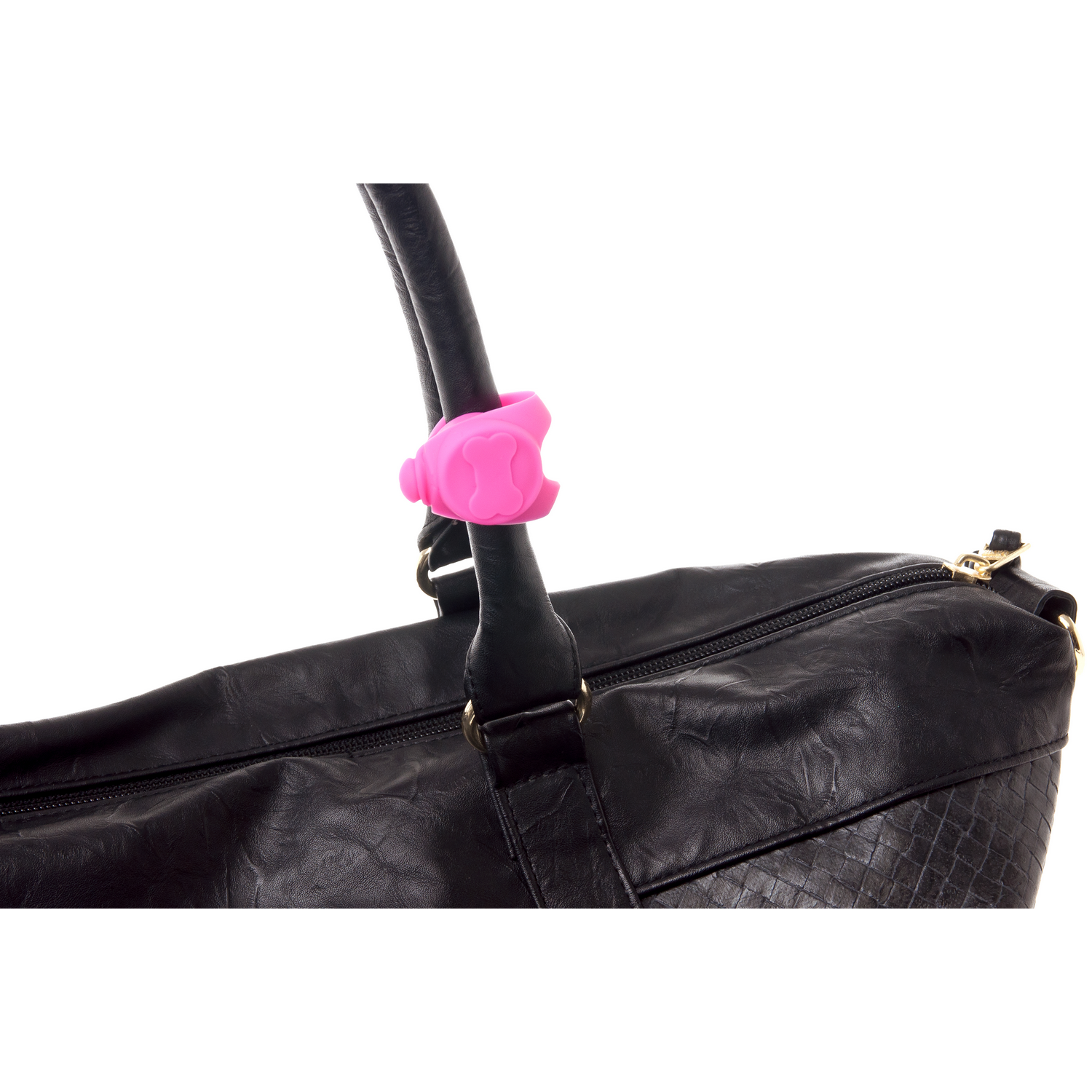 Un soporte rosa en forma de mano en el asa de una bolsa negra.