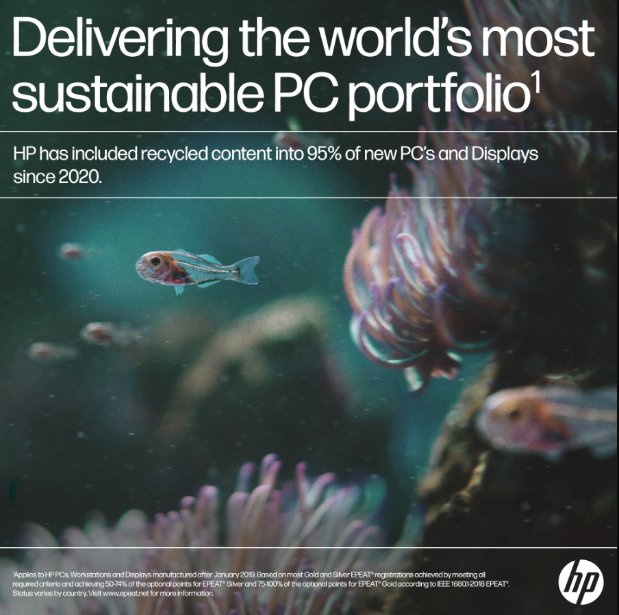 Un acuario con peces y plantas. Texto y logo en el fondo.